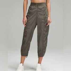 LULULEMON 
Front-Zip Mid-Rise Ruched Crop - Army Green